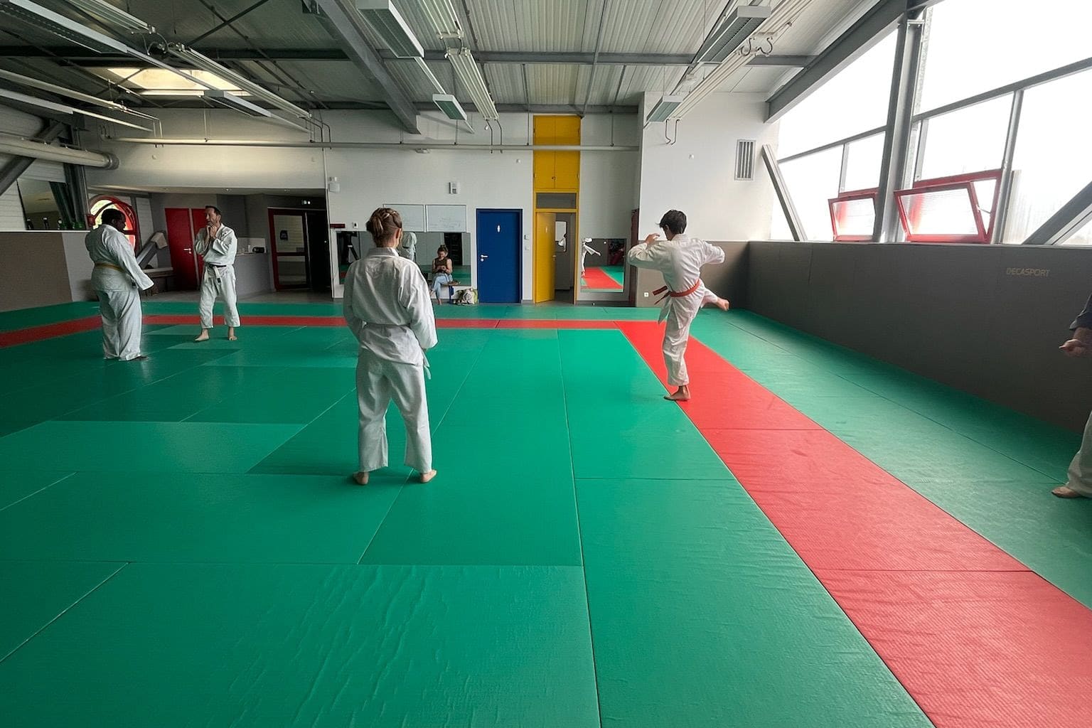 Pratiquants de tous âges à l’entraînement sur le tatami du Kobukaï, à Séné