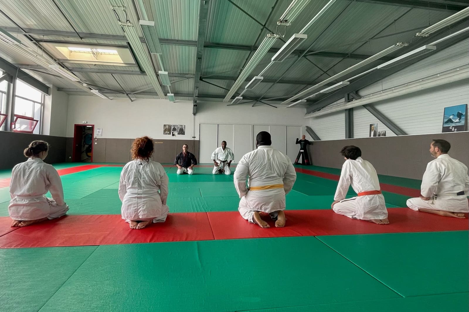 Le groupe du club Kobukaï en seiza sur le tatami, à Séné