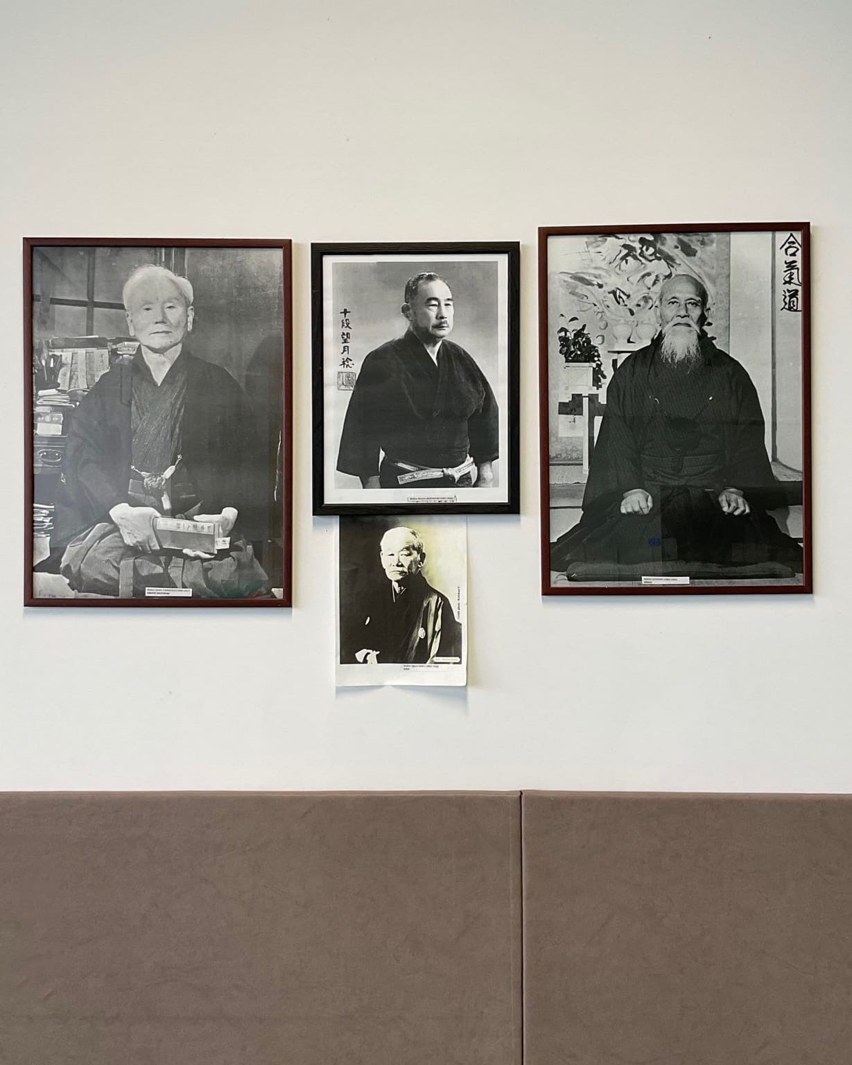 Portraits des maîtres fondateurs du karaté, du judo et de l’aïkido dans le dojo du Kobukaï