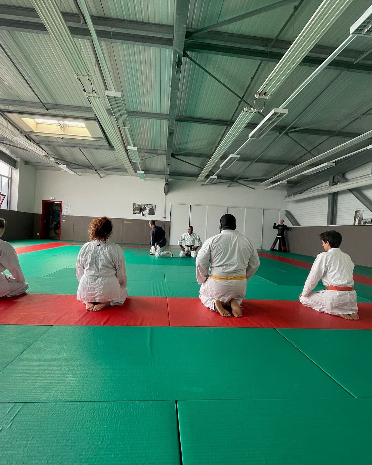Pratiquants du Kobukaï en seiza pour le salut au début du cours d’arts martiaux, à Séné