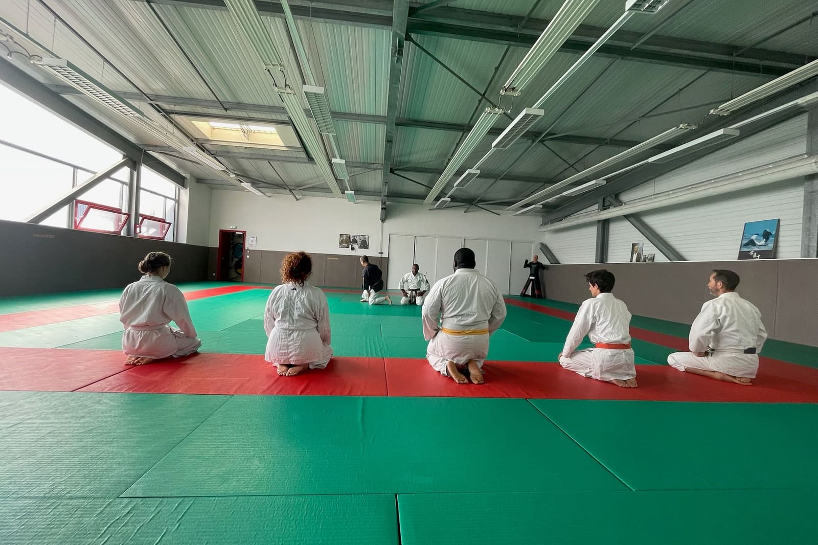 Salut en seiza au début d’un cours de Nihon Taï-jitsu au Kobukaï, à Séné
